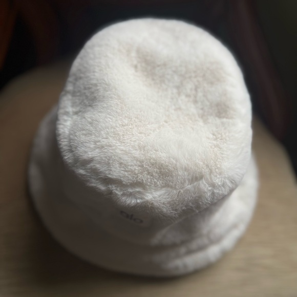 ALO Yoga Plush Faux-Fur Bucket Hat in Cream - Picture 3 of 6